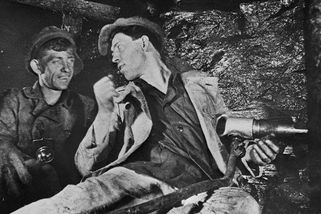 Úderníci a socialistické soutěžení. Stachanov se musel před rozzuřenými horníky schovat v sudu - Médium.cz